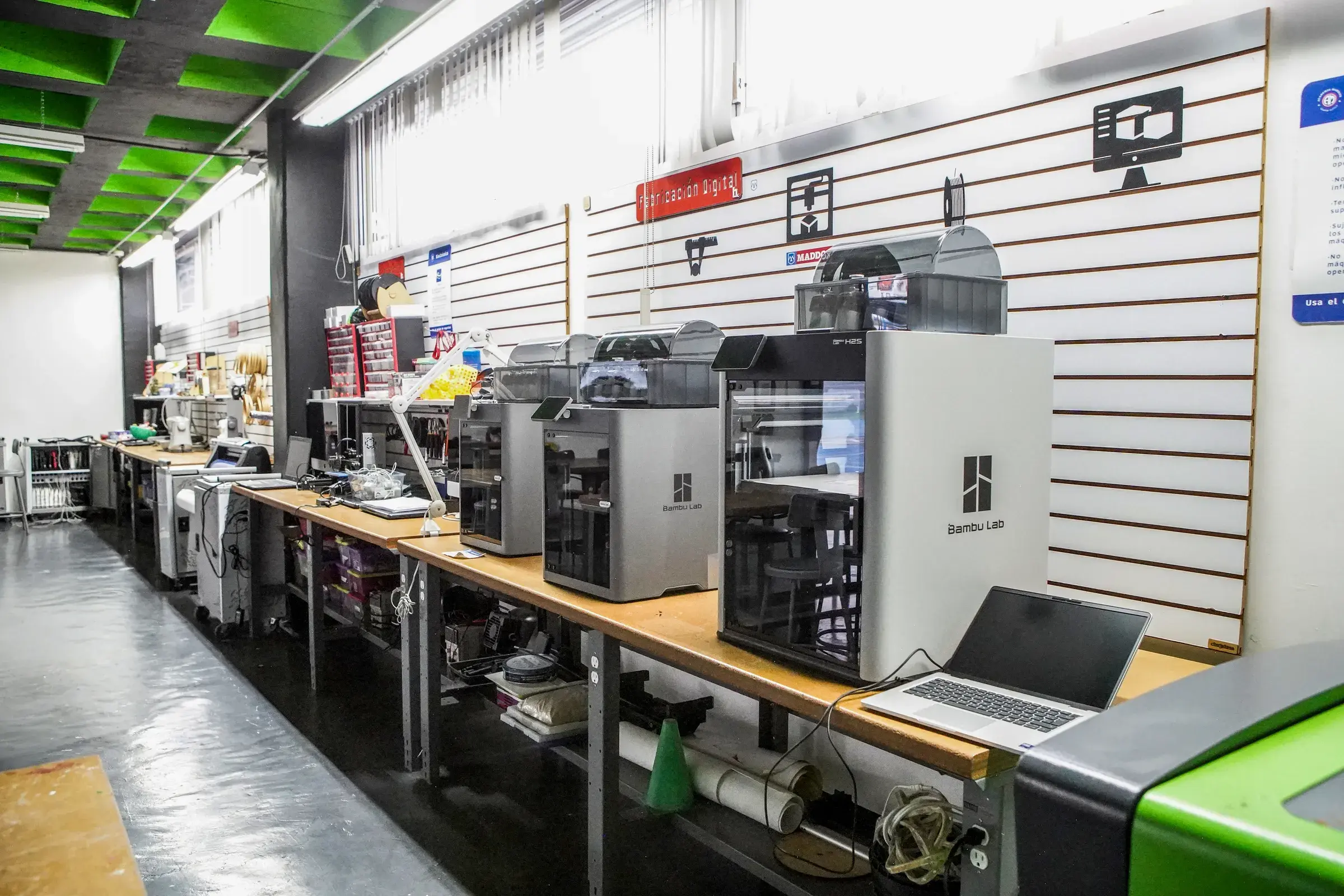 Laboratorio de impresoras 3D Bambu Lab en Academia Maddox con equipos tecnológicos y estaciones de trabajo