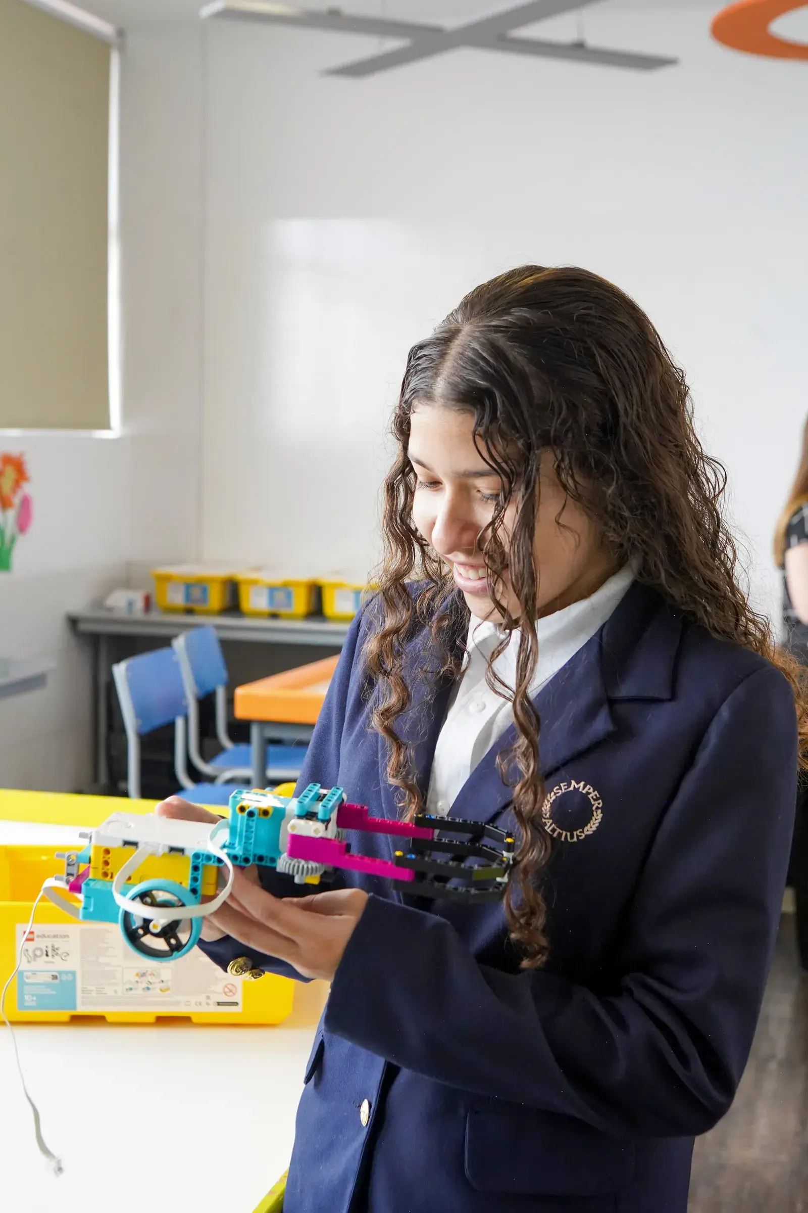 Estudiante de Academia Maddox construye y prueba un robot educativo en clase de tecnología